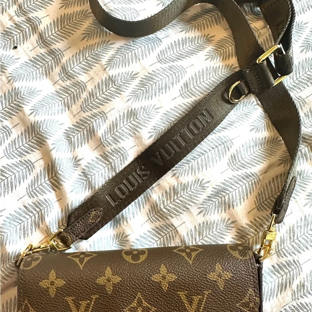 Brown Monogram Crossbody Bag - small and so cute - Picture 4 of 8